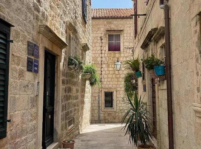 Jimmy - Spacious 2-bedroom Apartment